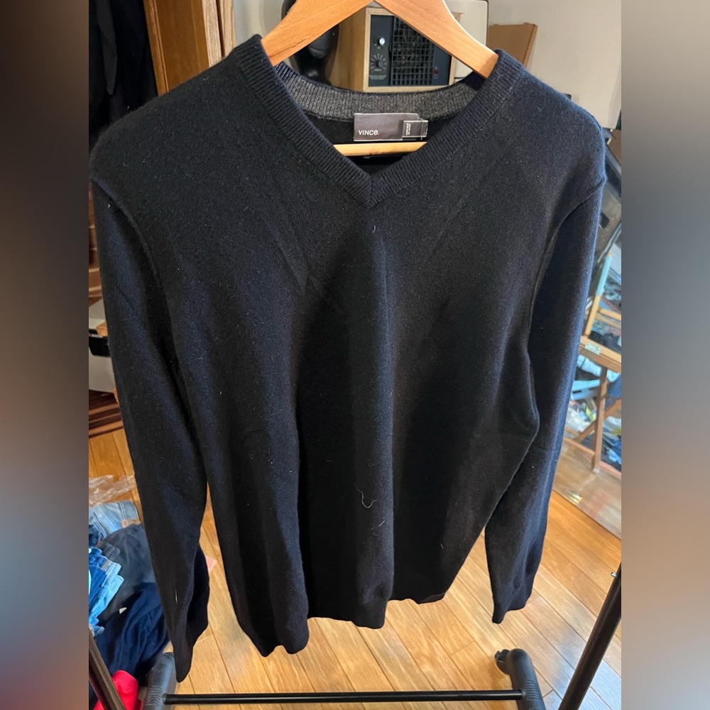 Vince v-neck 100% cashmere sweater in bottle green